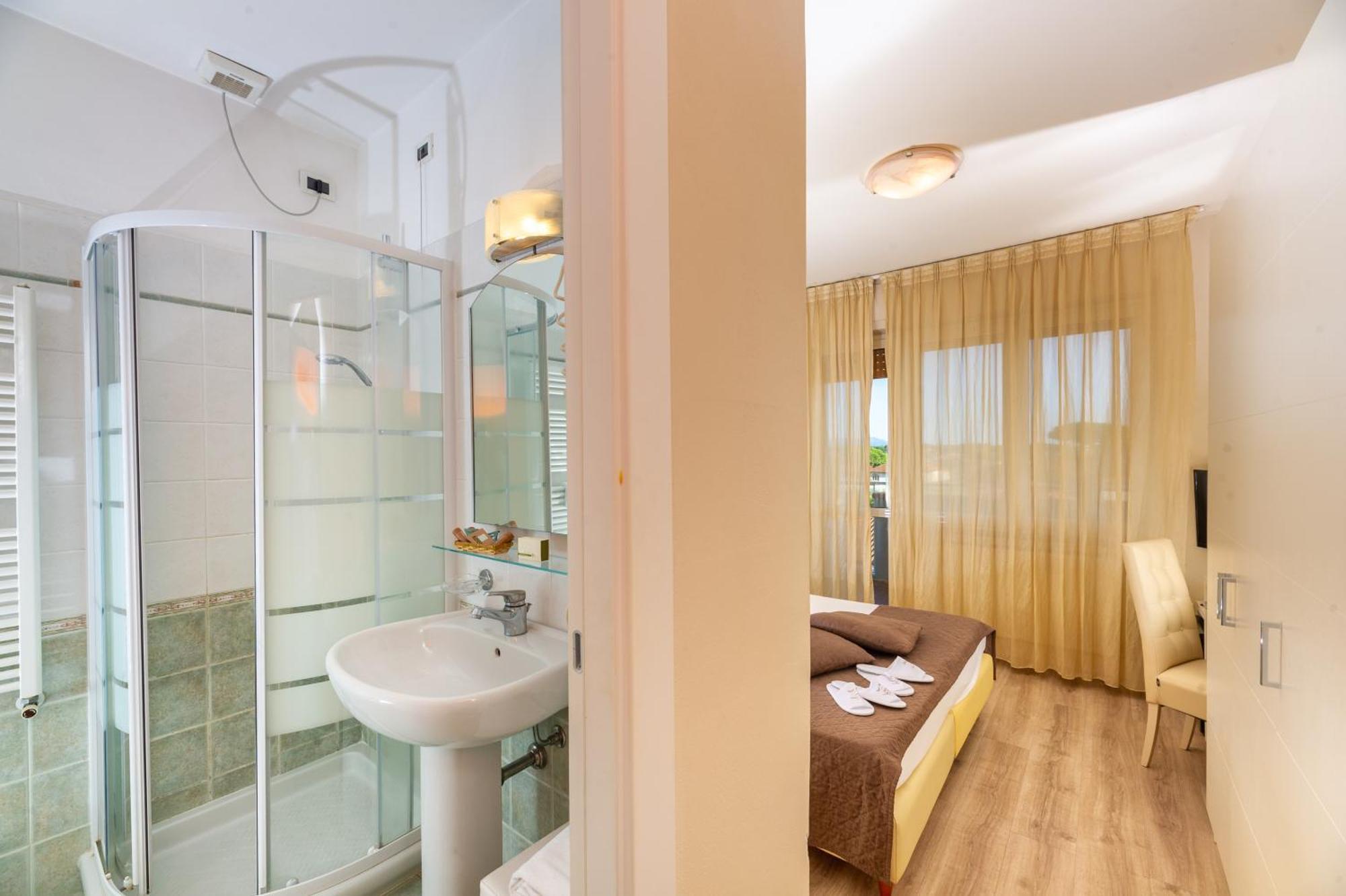 מרינה די פיאטרסנטה Hotel Nuova Sabrina מראה חיצוני תמונה