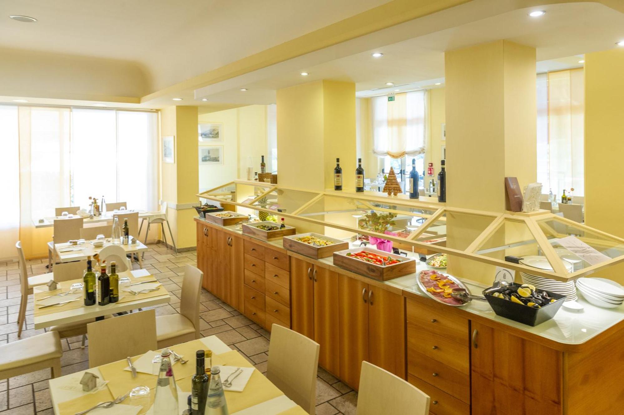 מרינה די פיאטרסנטה Hotel Nuova Sabrina מראה חיצוני תמונה