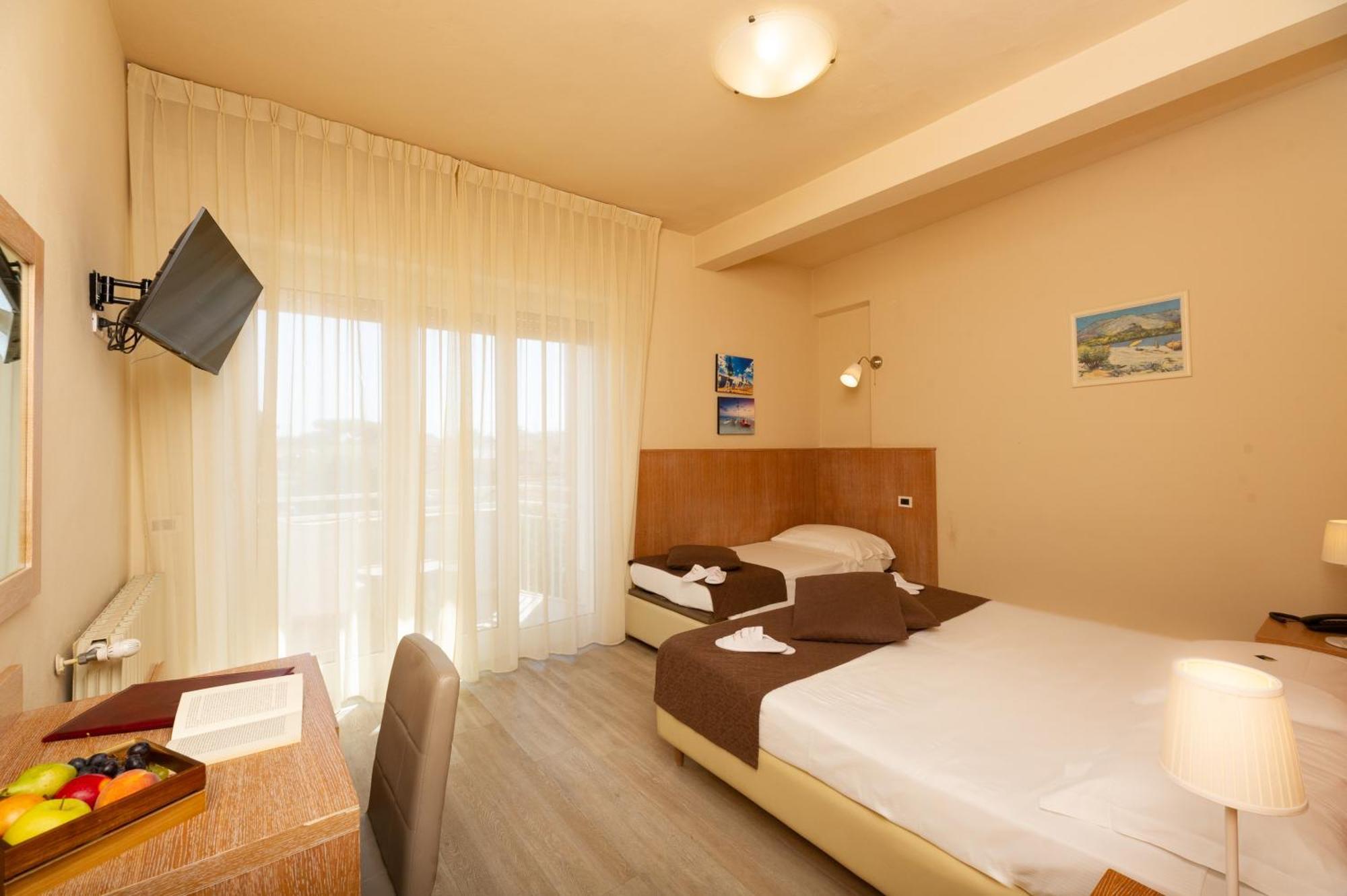 מרינה די פיאטרסנטה Hotel Nuova Sabrina מראה חיצוני תמונה