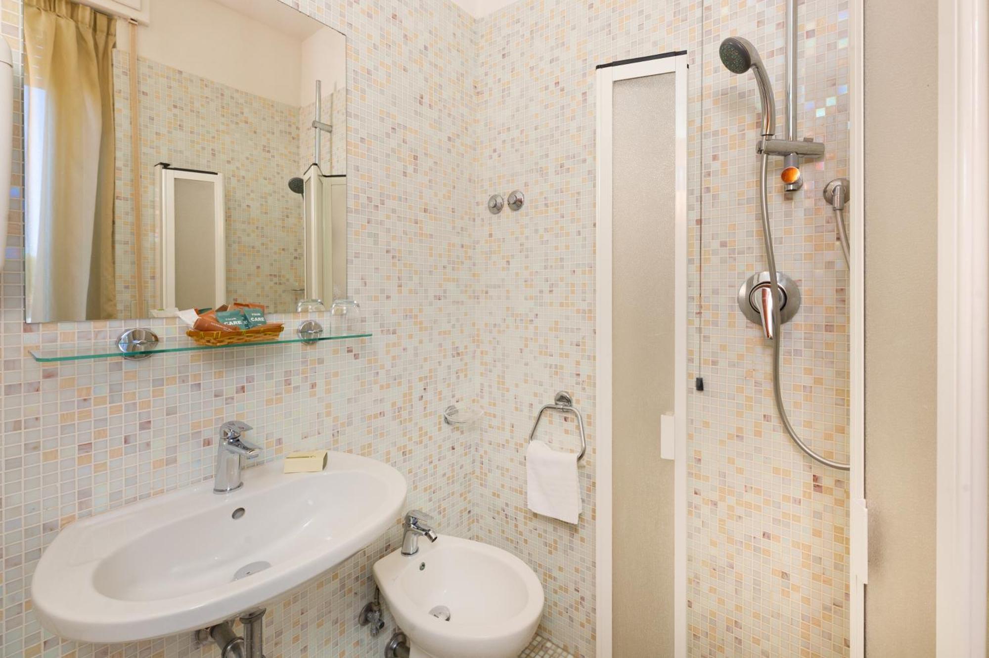 מרינה די פיאטרסנטה Hotel Nuova Sabrina מראה חיצוני תמונה