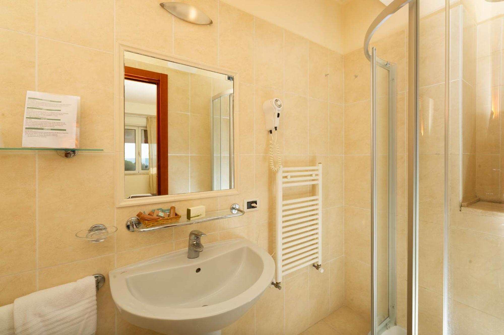 מרינה די פיאטרסנטה Hotel Nuova Sabrina מראה חיצוני תמונה