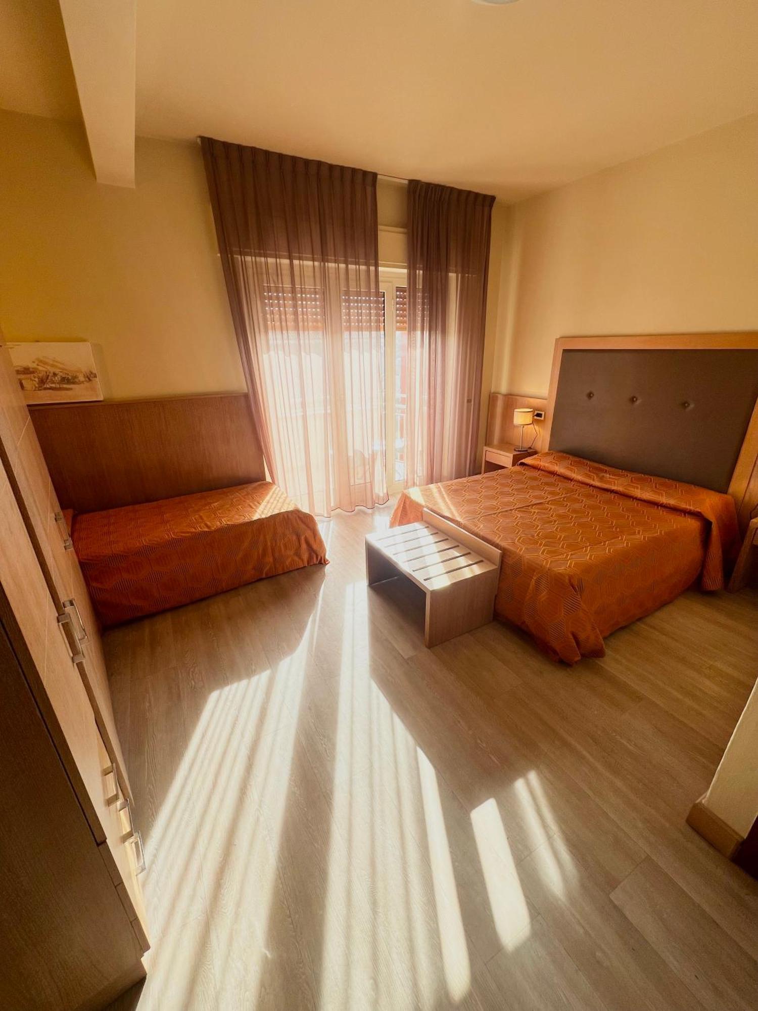מרינה די פיאטרסנטה Hotel Nuova Sabrina מראה חיצוני תמונה
