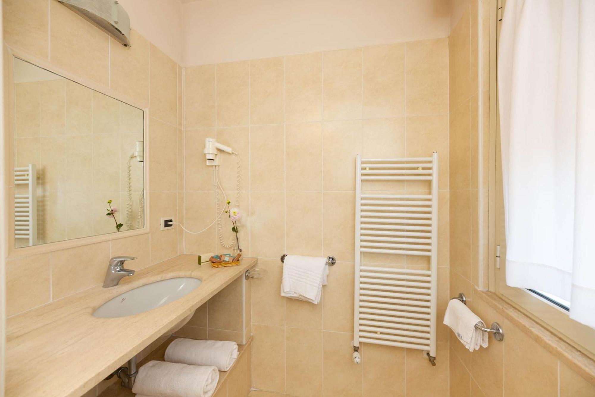 מרינה די פיאטרסנטה Hotel Nuova Sabrina מראה חיצוני תמונה